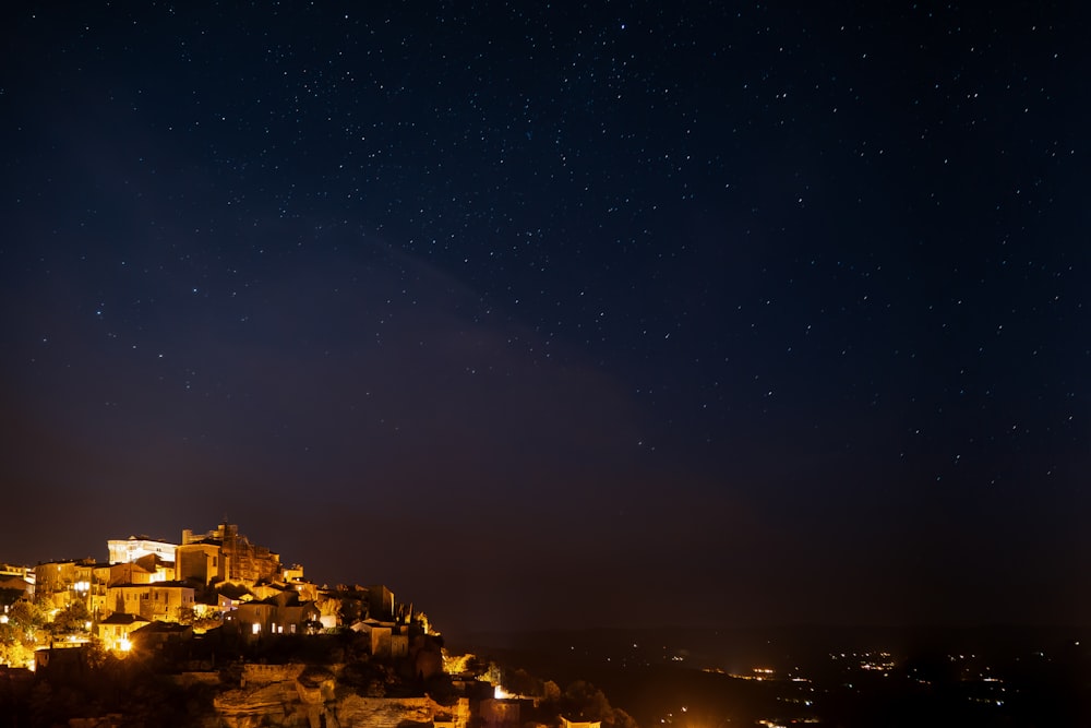 bâtiment éclairé la nuit