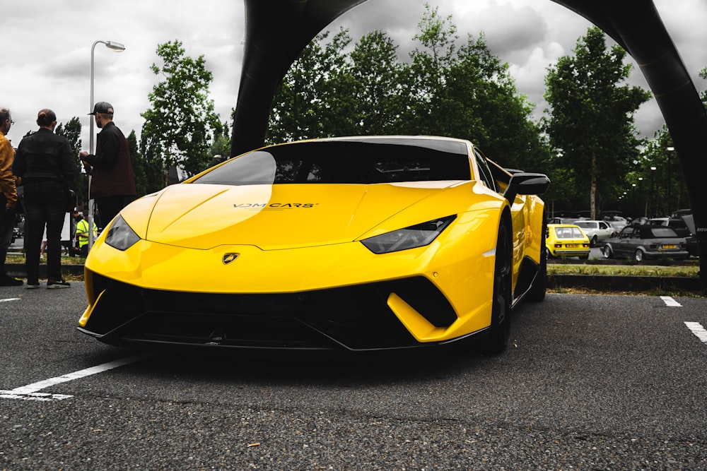 Lamborghini Aventador jaune sur la route pendant la journée