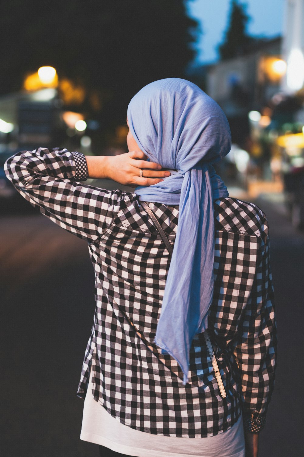 Fotografía de enfoque selectivo de persona con pañuelo azul en la cabeza