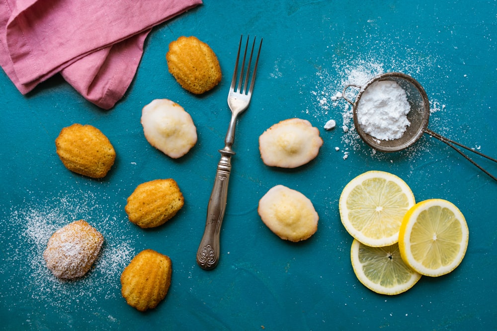 tenedor de acero inoxidable al lado de los limones en rodajas