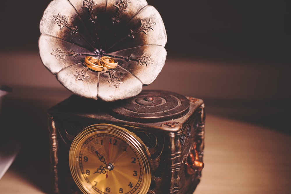 gramophone framed clock displaying 8:50