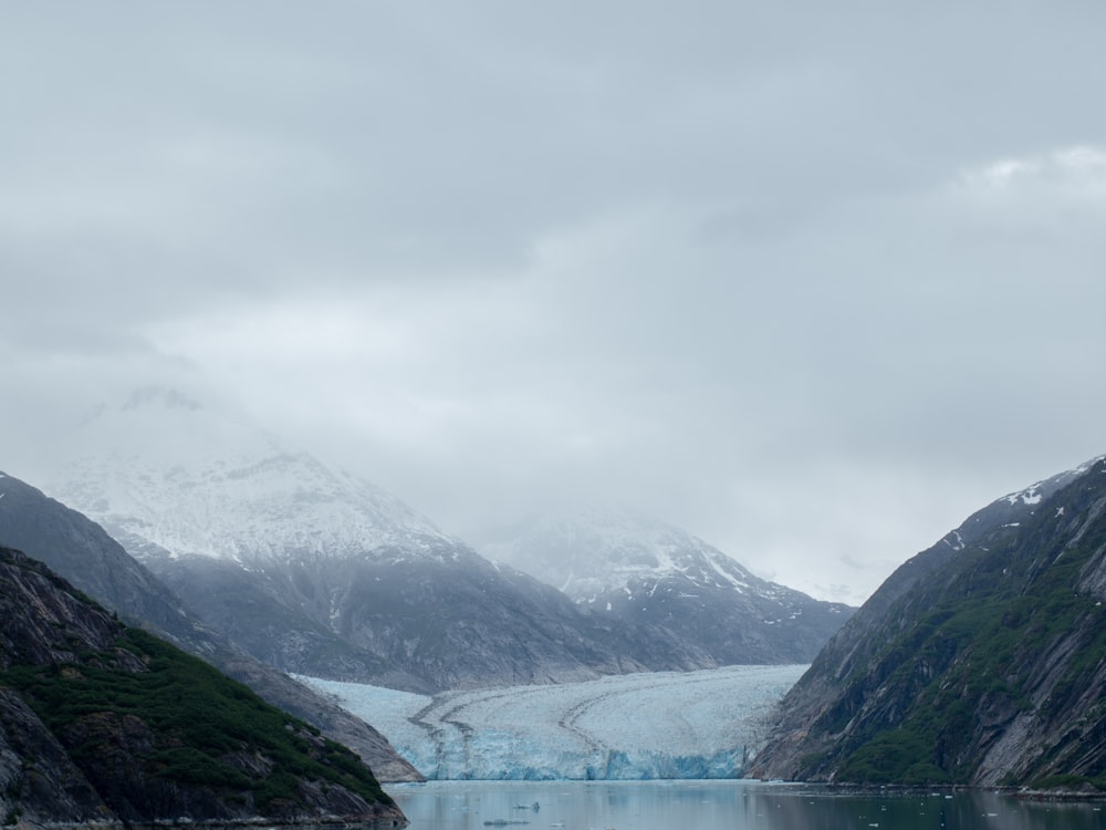 specchio d'acqua tra le montagne