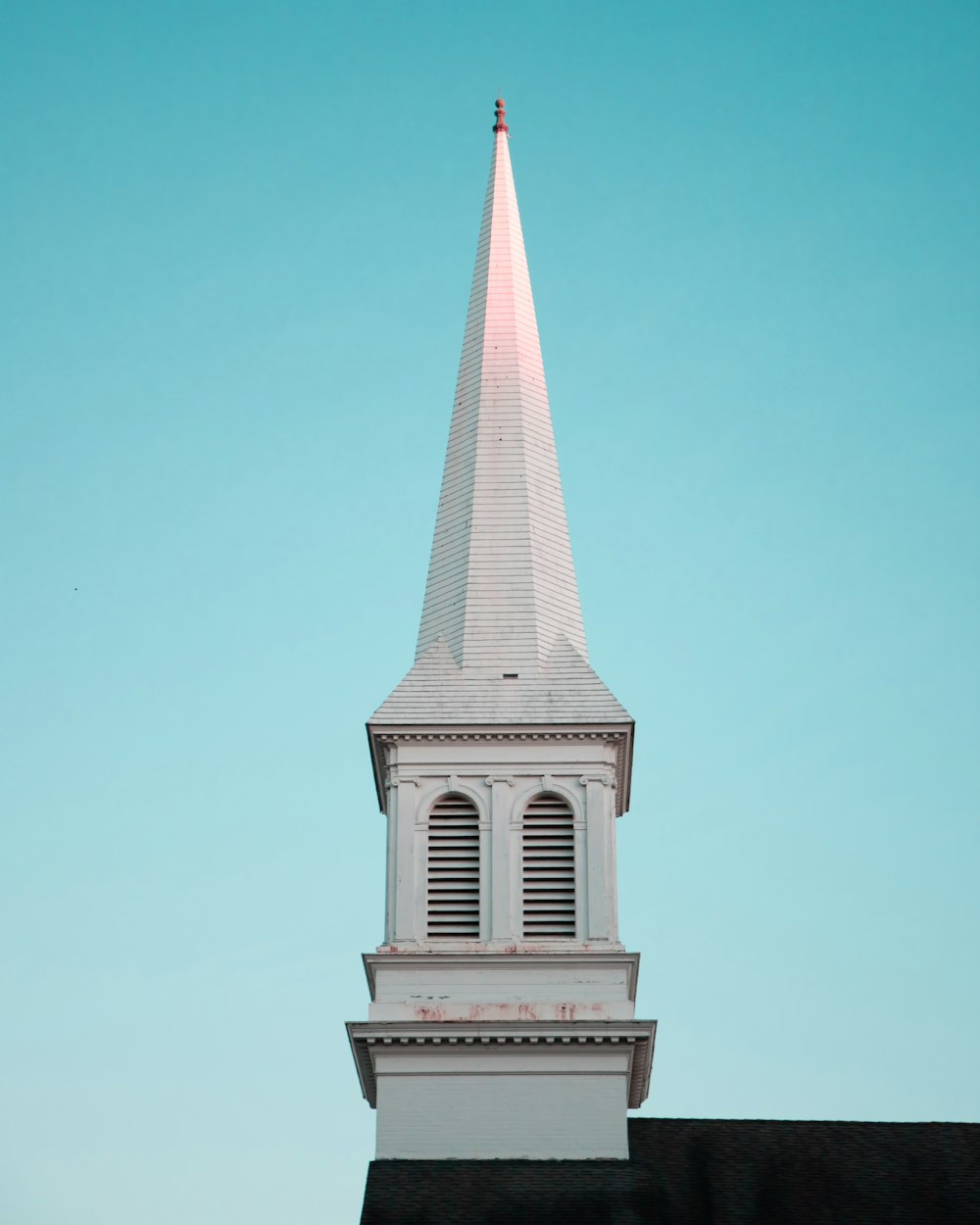 Fotografía arquitectónica de un minarete blanco