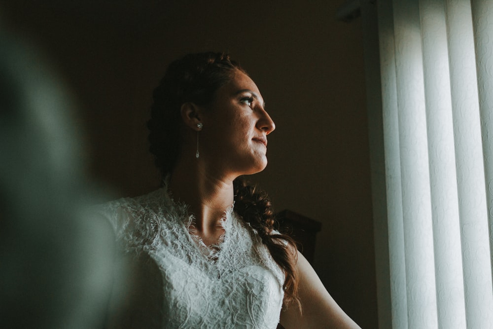 mujer de labios cerrados mirando a la ventana