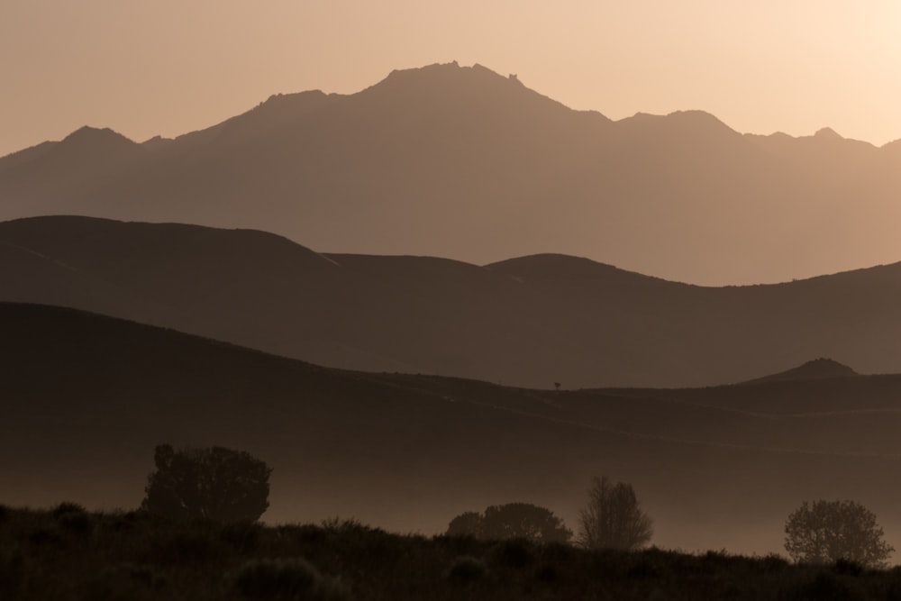 silhouette de montagne pendant l’heure dorée