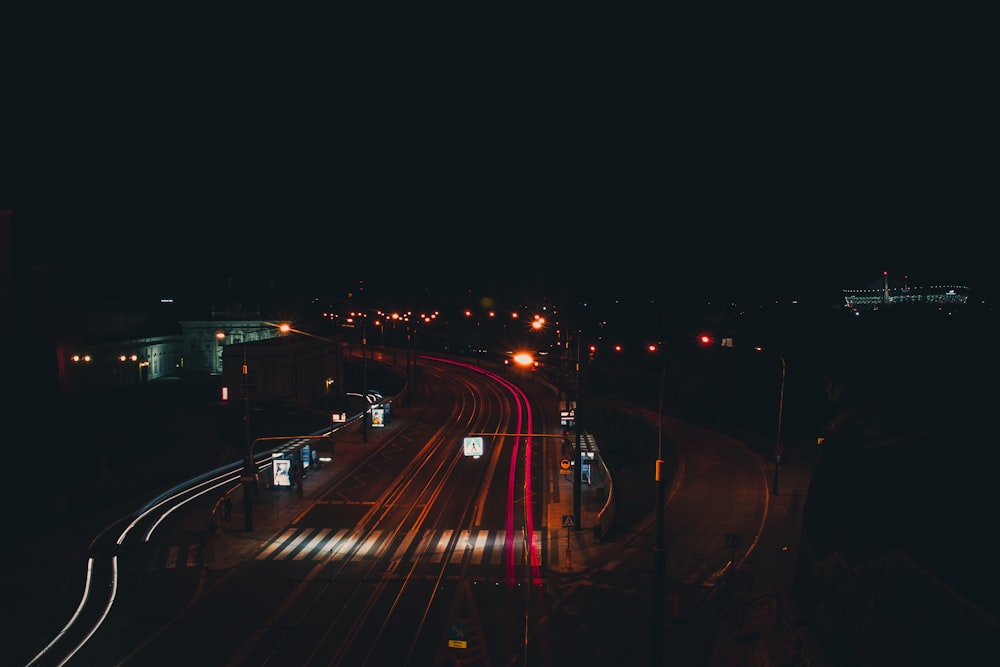 夜空の下の灰色のアスファルト道路