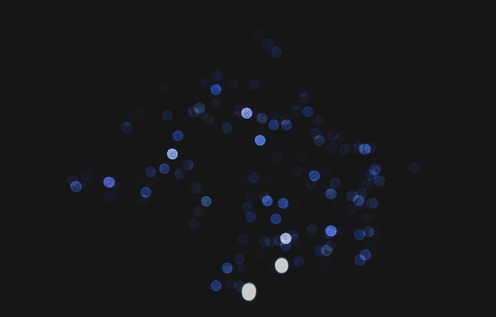 Una foto borrosa de un montón de luces en la oscuridad