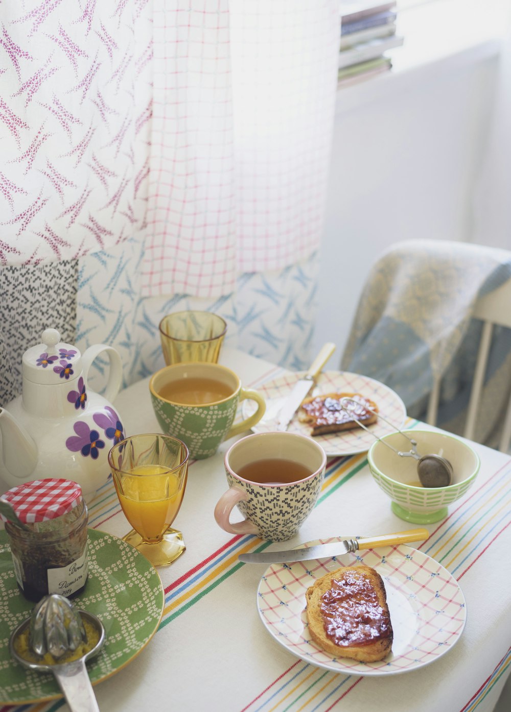 Tasse en céramique blanche sur table