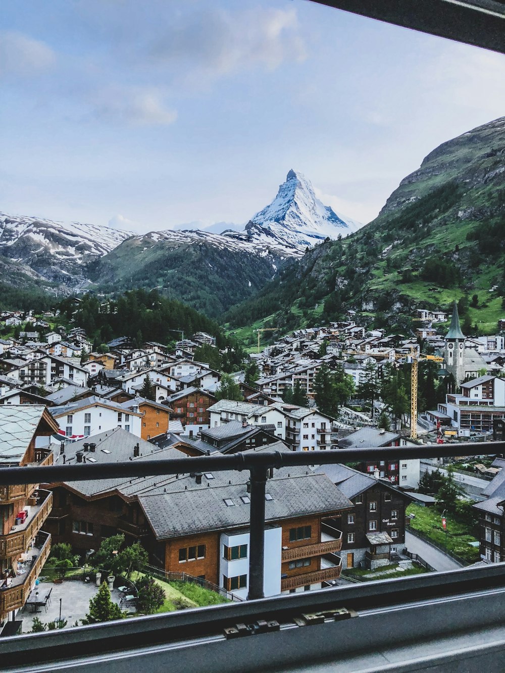 昼間の山間住宅の航空写真