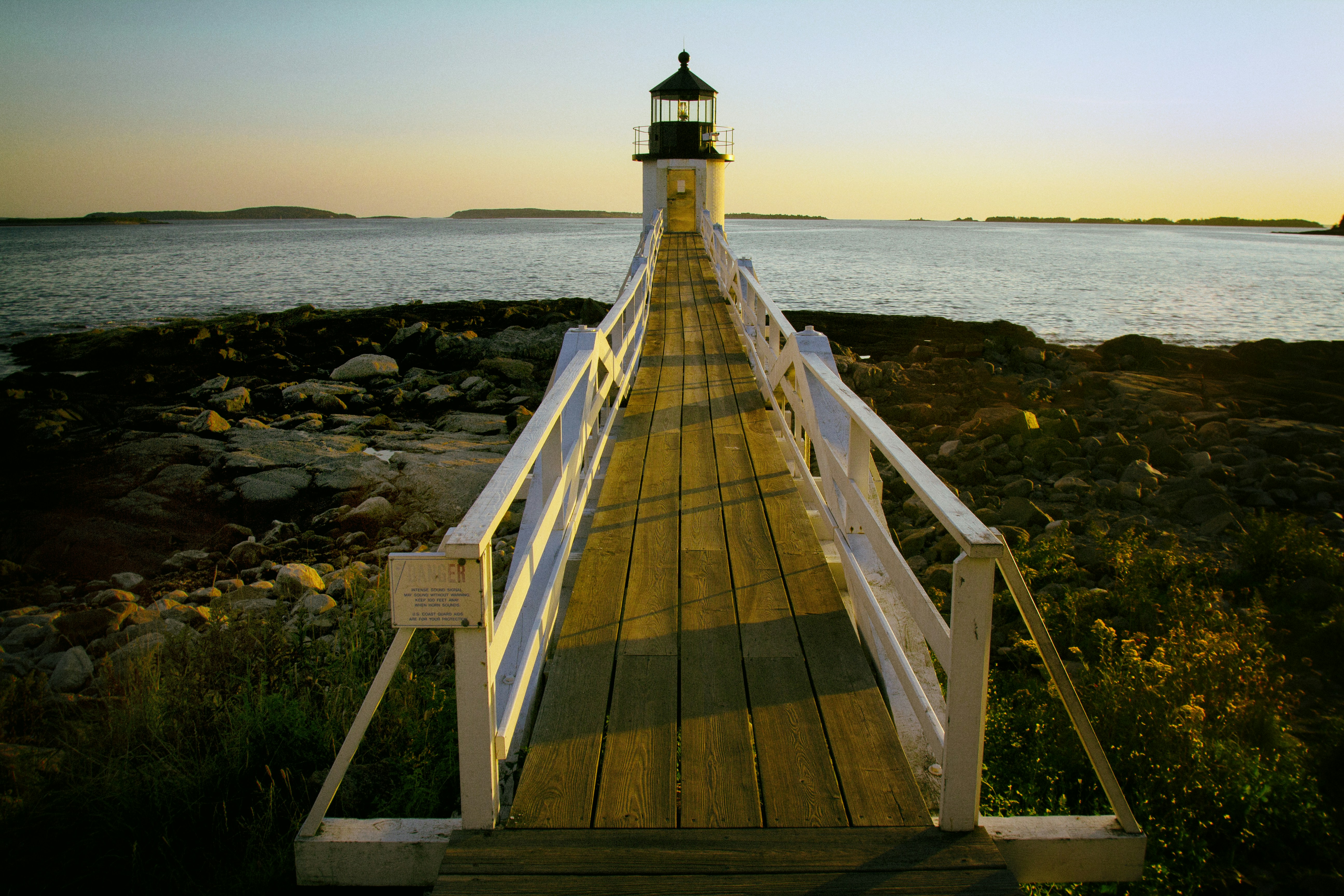 braunes und weißes Holzdock mit Leuchtturm