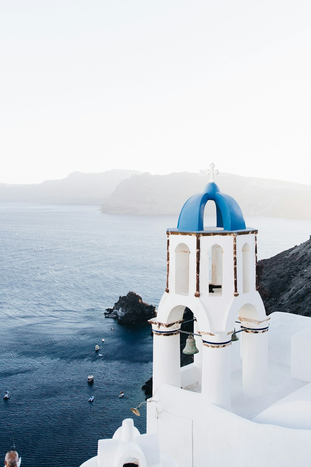 Église en béton blanc près de la mer pendant la journée