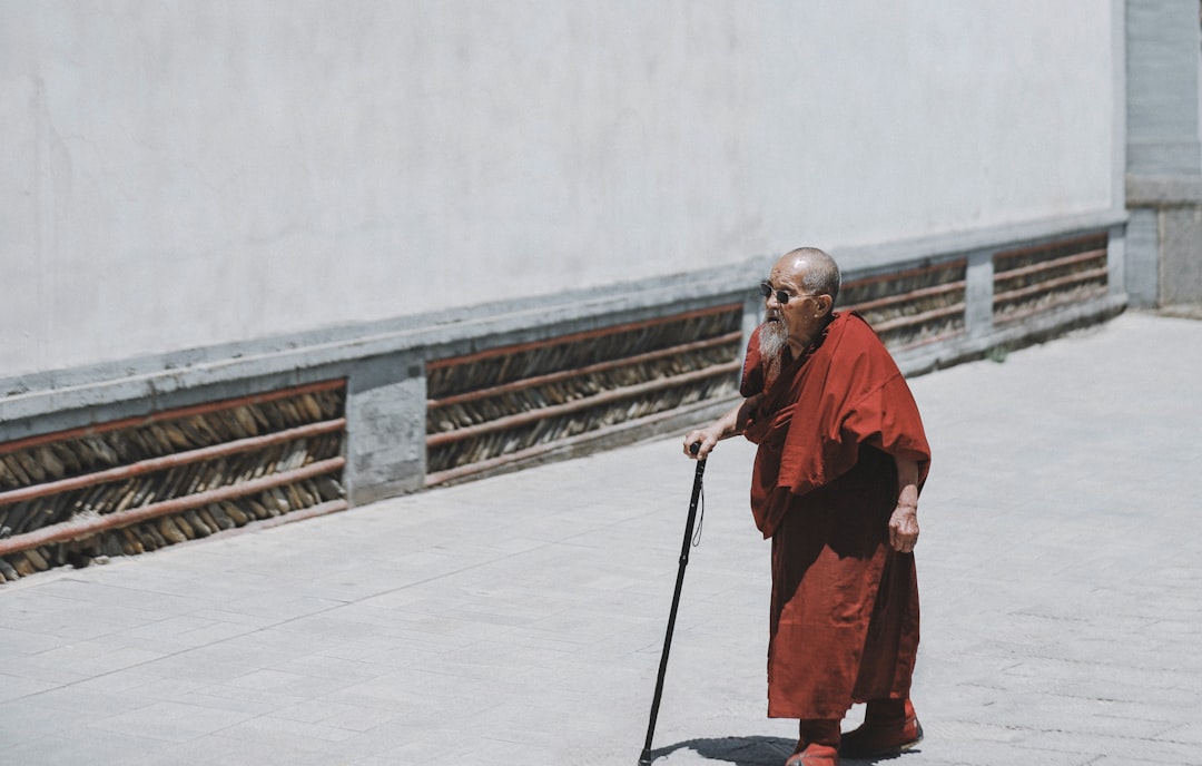 掃墓完可以去別人家嗎？避免將晦氣帶給親友的重要性