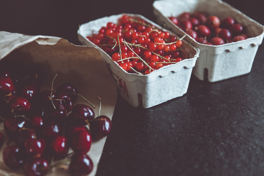 cerises rouges sur les étuis