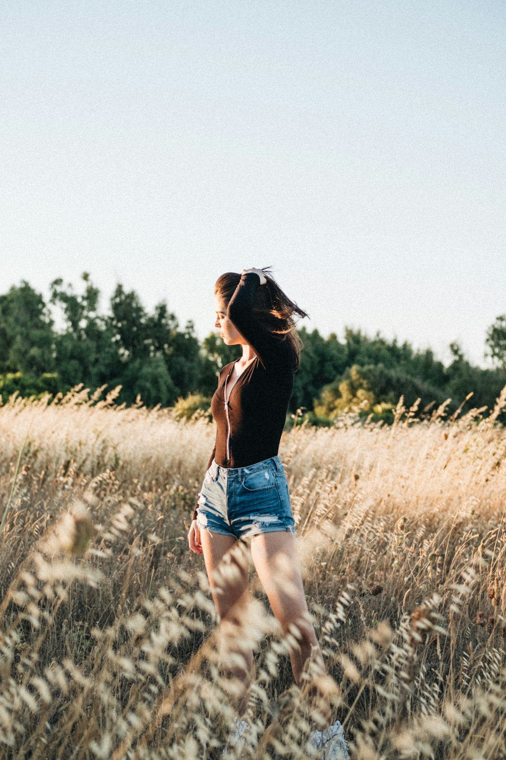 Frau trägt blaue kurze Shorts