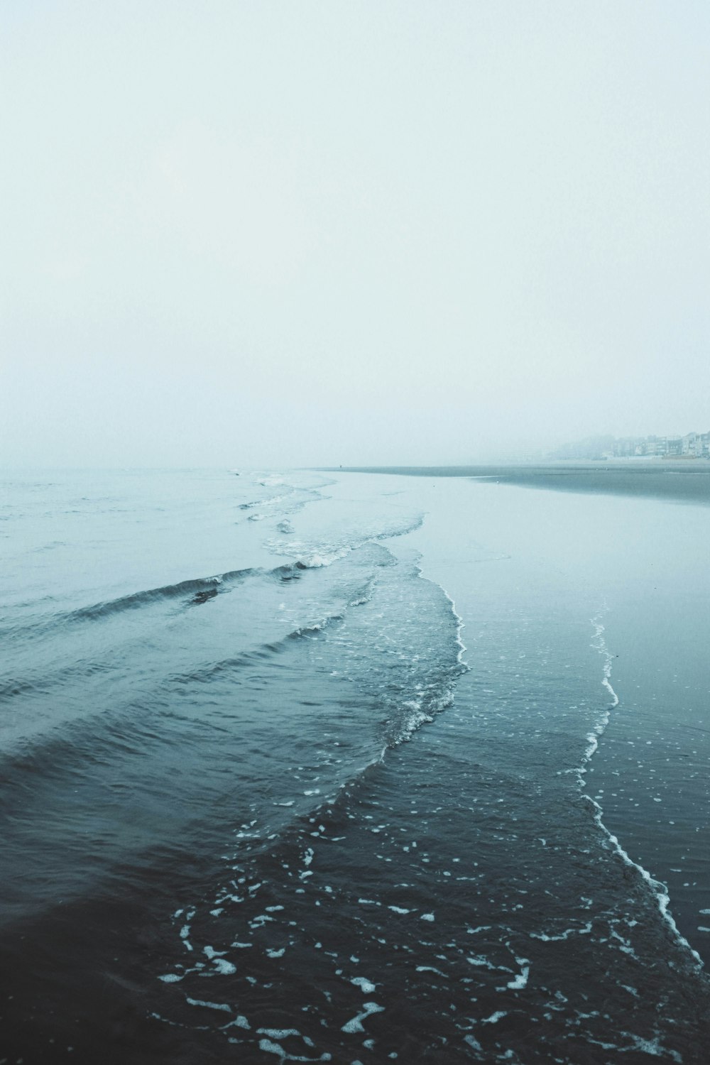 bord de mer sous ciel gris