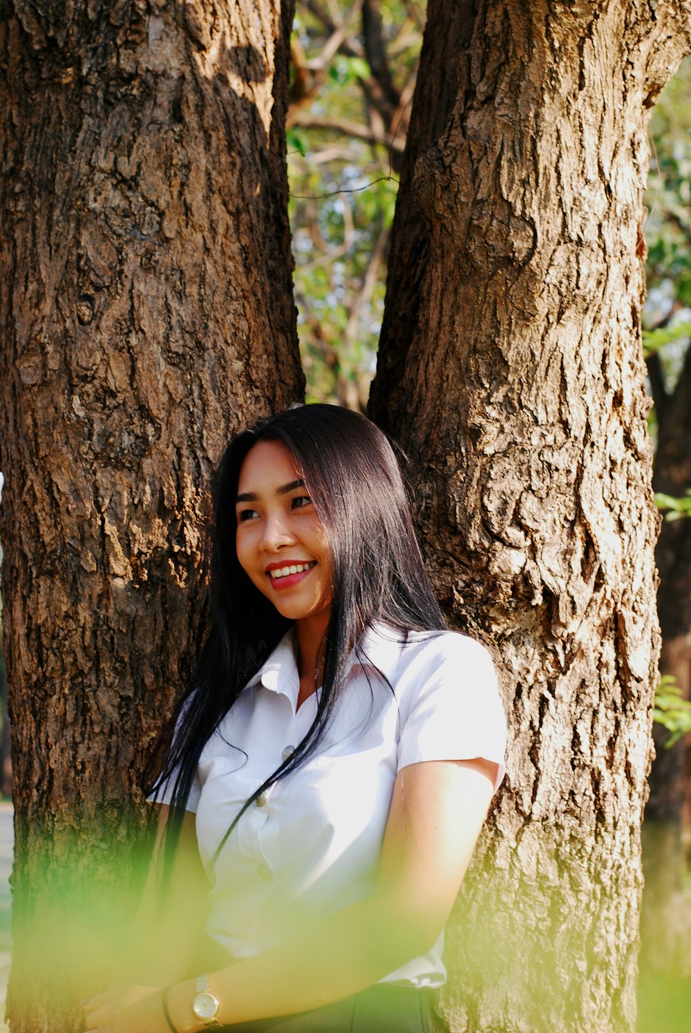 girl leaning on tree