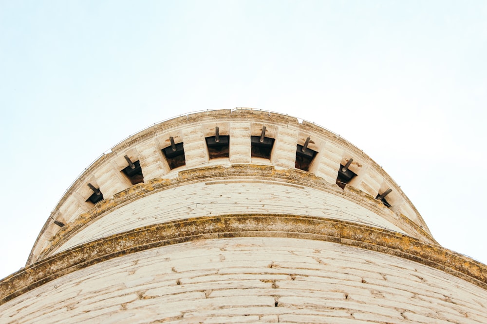 Photographie en plongée d’un bâtiment en béton brun pendant la journée