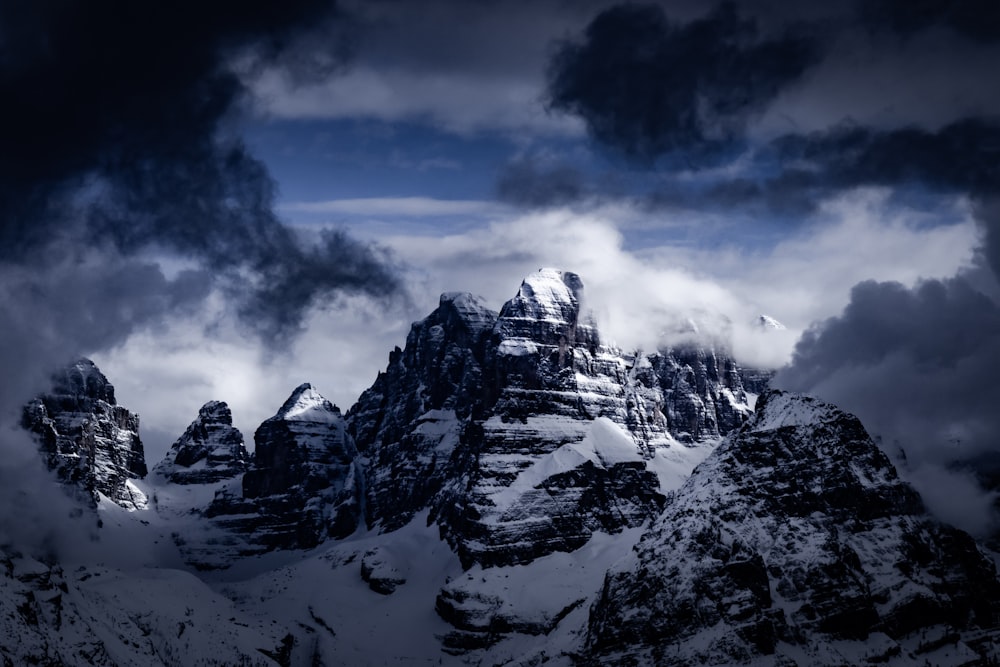 photo de paysage de montagne avec de la neige