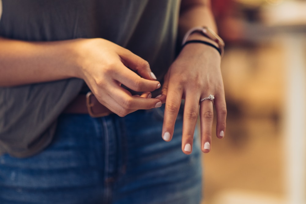 um close up de uma pessoa segurando um anel