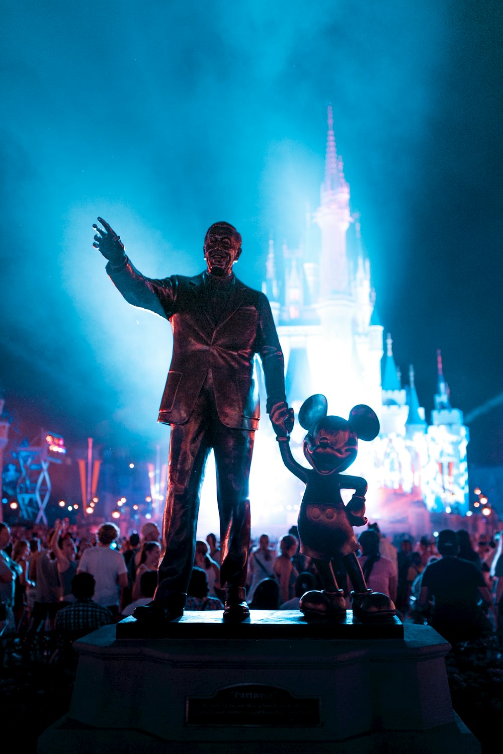 Walt Disney und Mickey Mouse Statue tagsüber