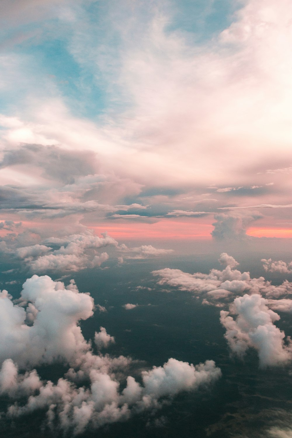 日中の穏やかな空