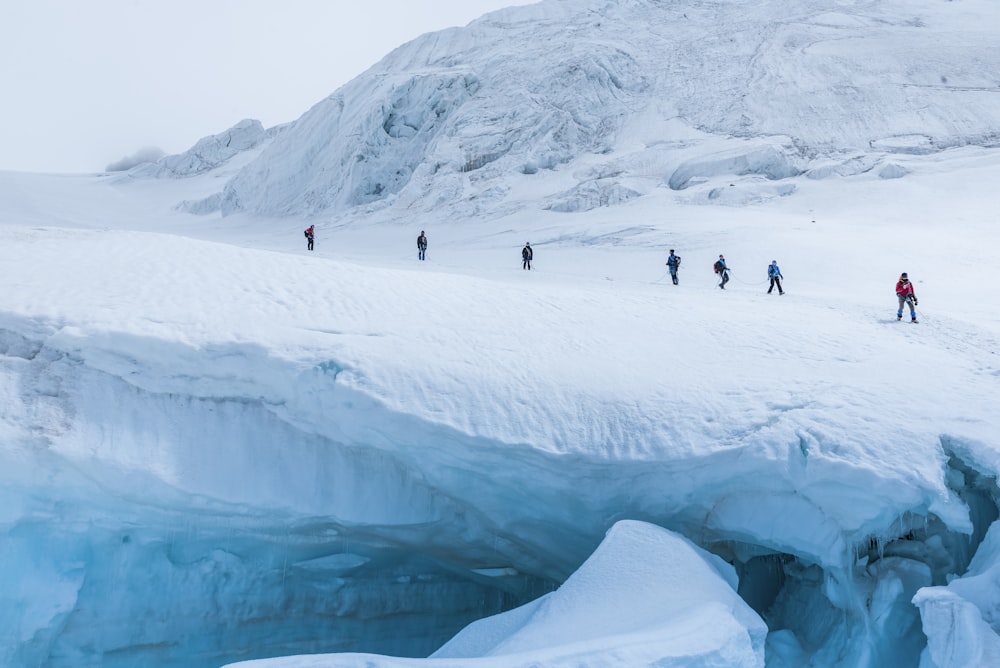 Menschen, die tagsüber auf dem Schneeberg wandern