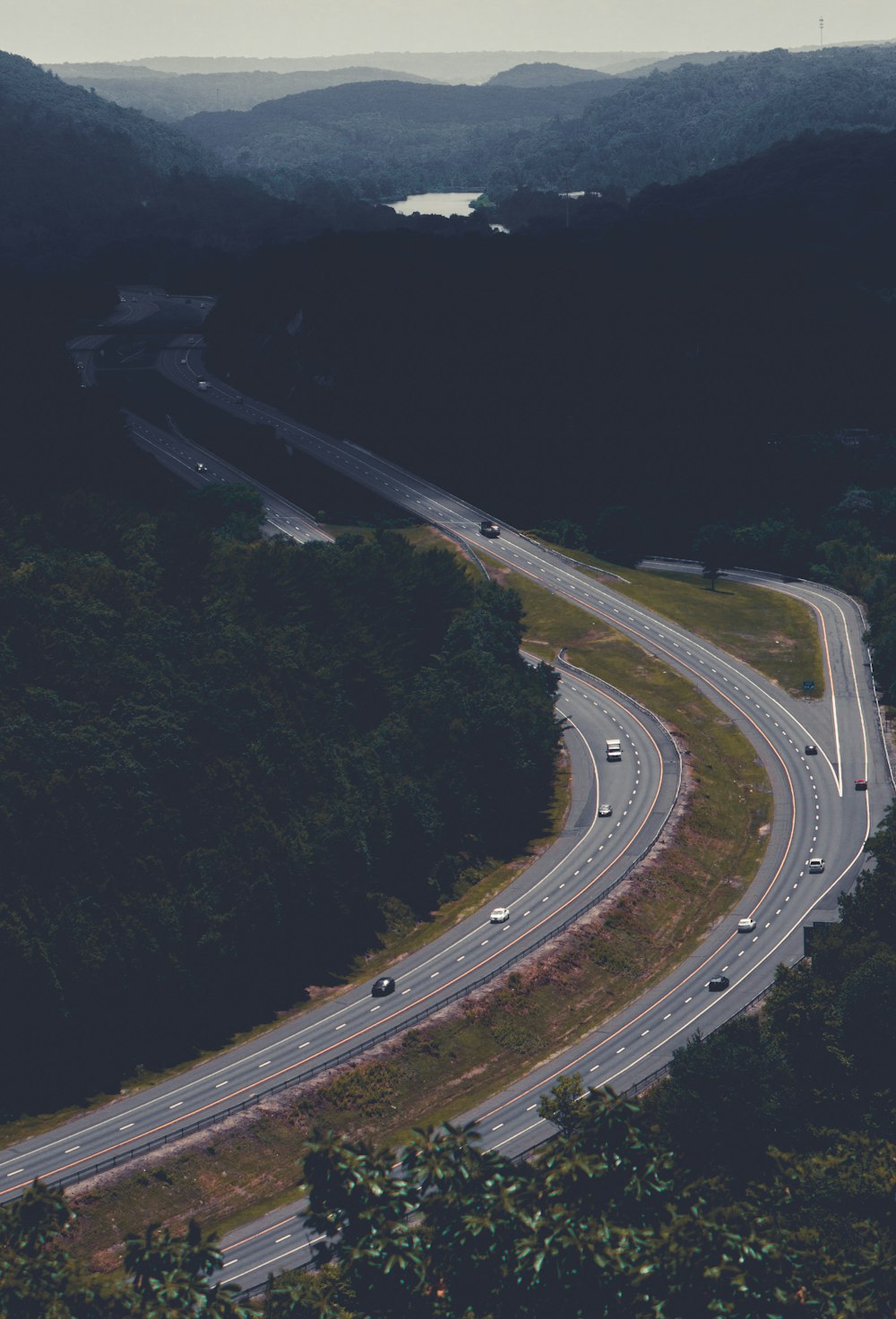 Fotografia a volo d'uccello di automobili