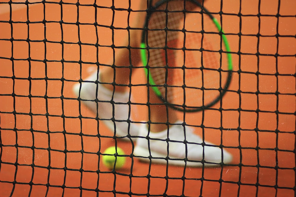 Tennisracket, schoenen en bal