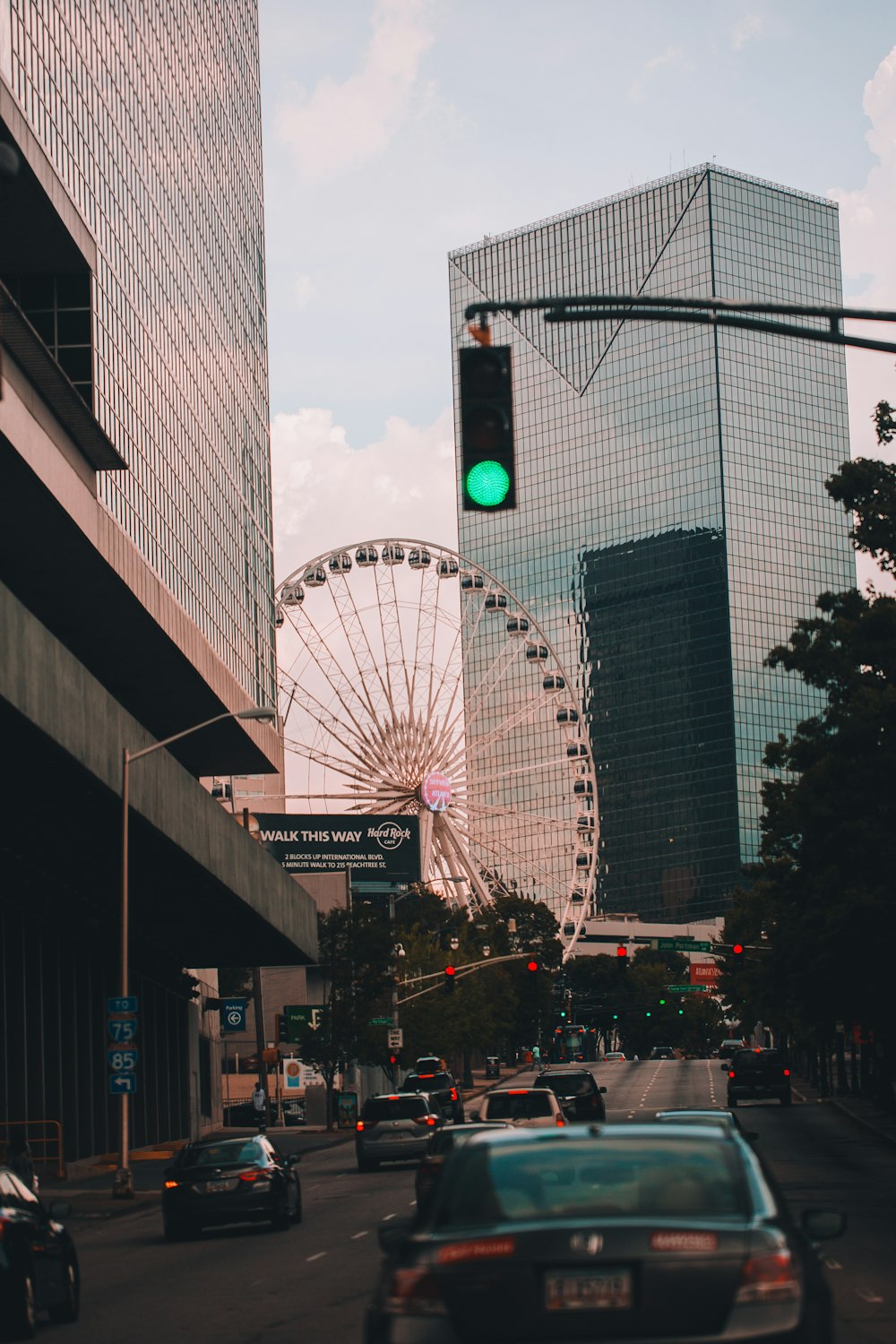 roda gigante perto do edifício do arranha-céu durante o dia