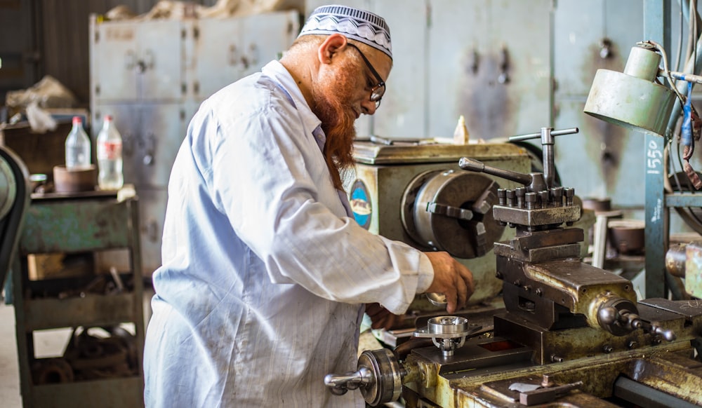 uomo che utilizza una macchina industriale