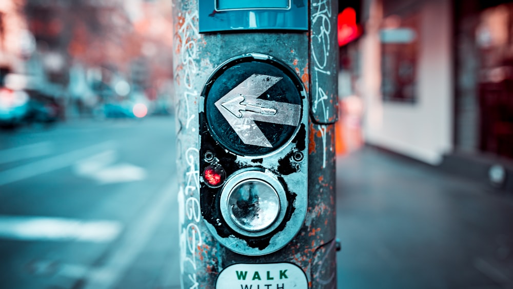 botão de travessia de pedestres