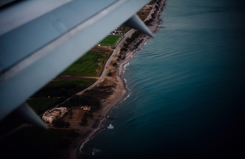 Vista aérea de la orilla del mar