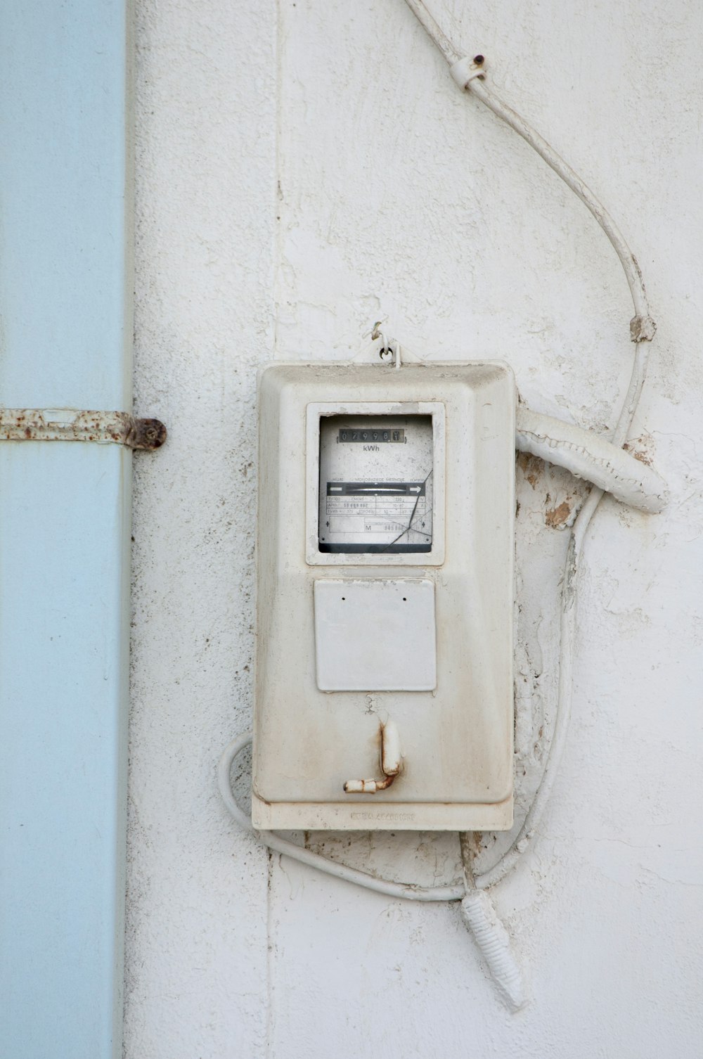 foto del contatore elettrico bianco