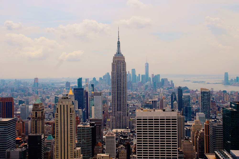 edifícios variados sob o céu azul