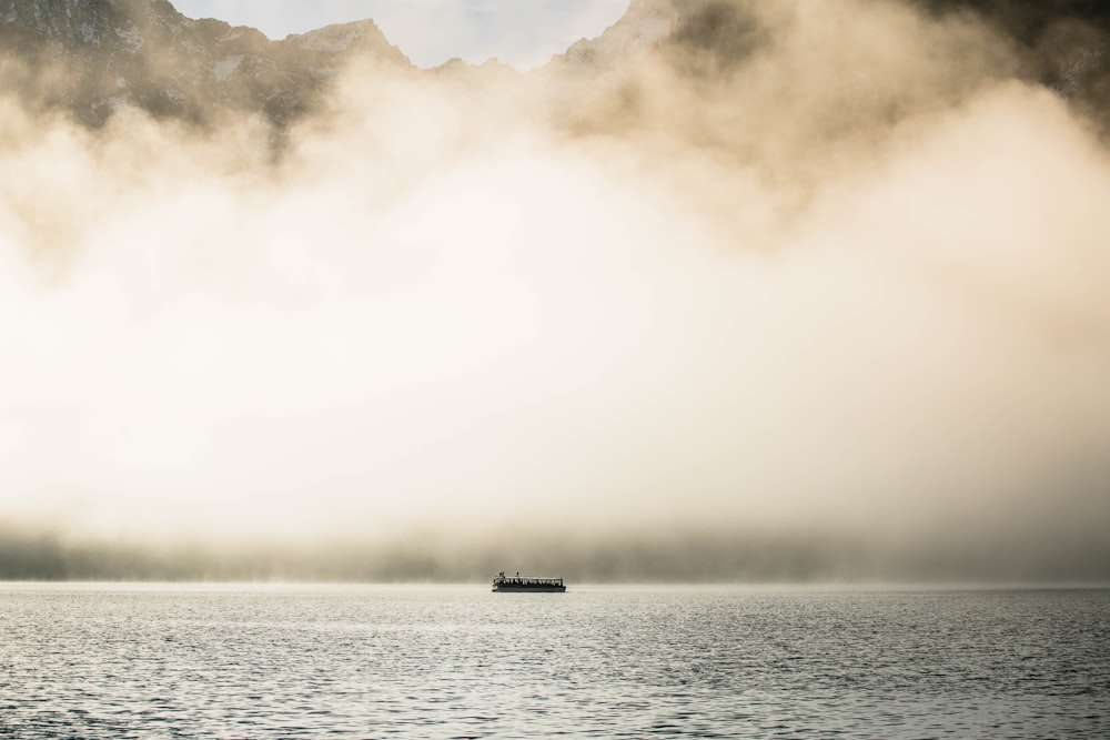 barco de pasajeros bajo nubes blancas durante el día