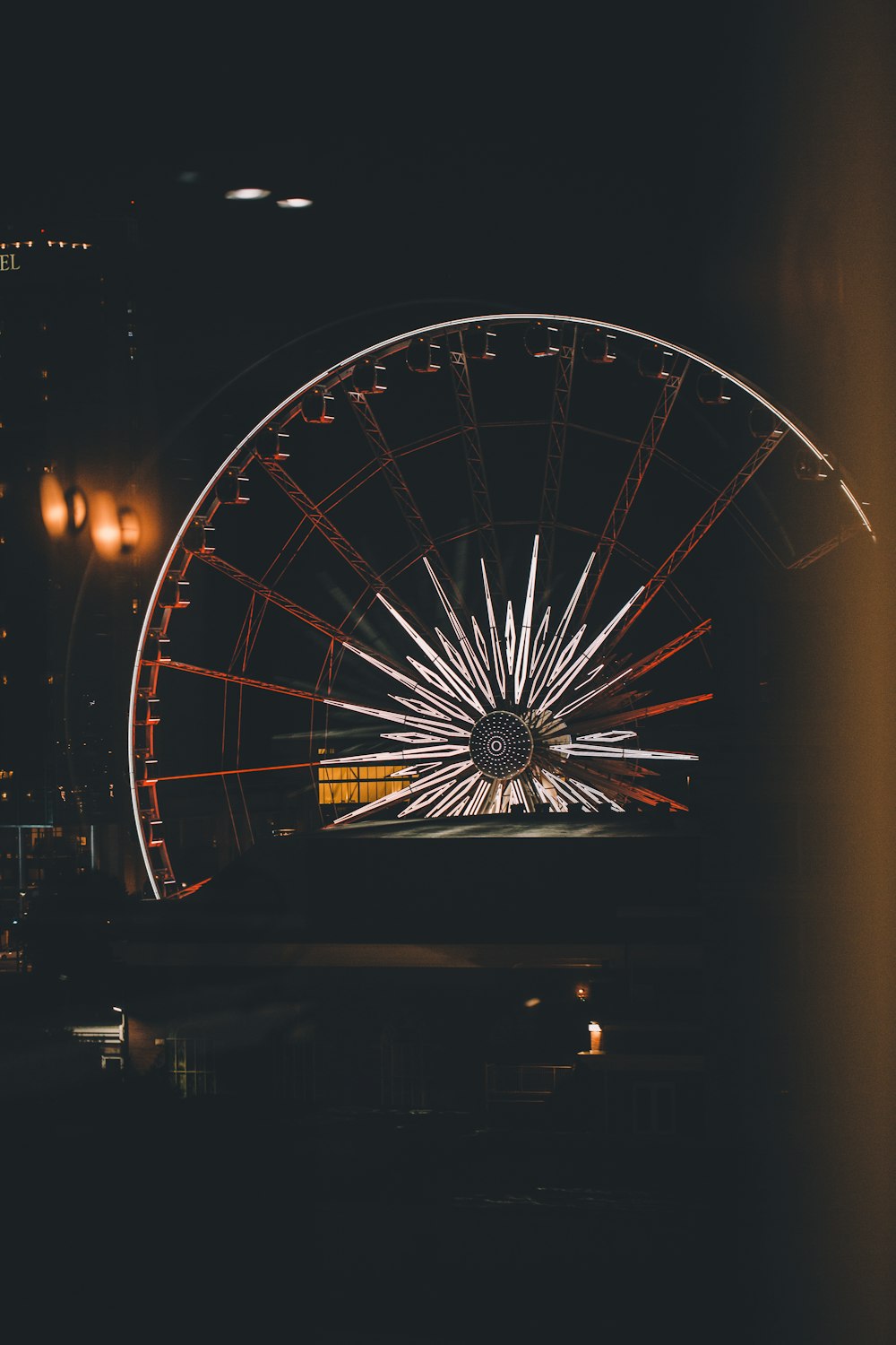 grau und schwarz beleuchtetes Riesenrad bei Nacht