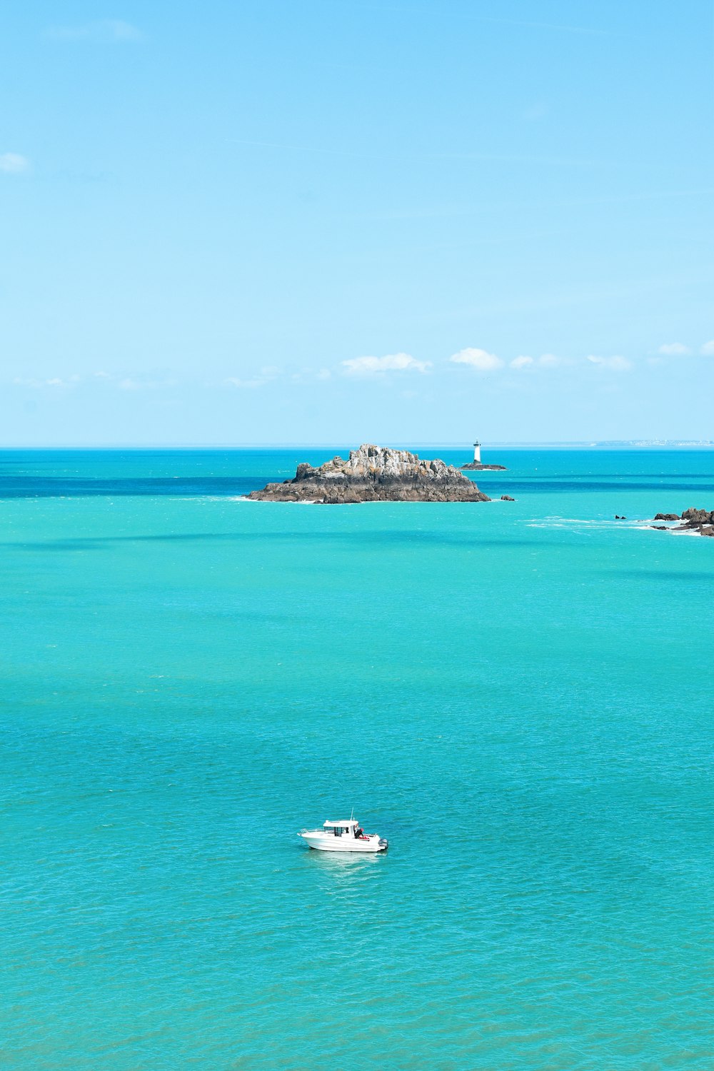 Foto einer weißen Yacht auf dem Meer