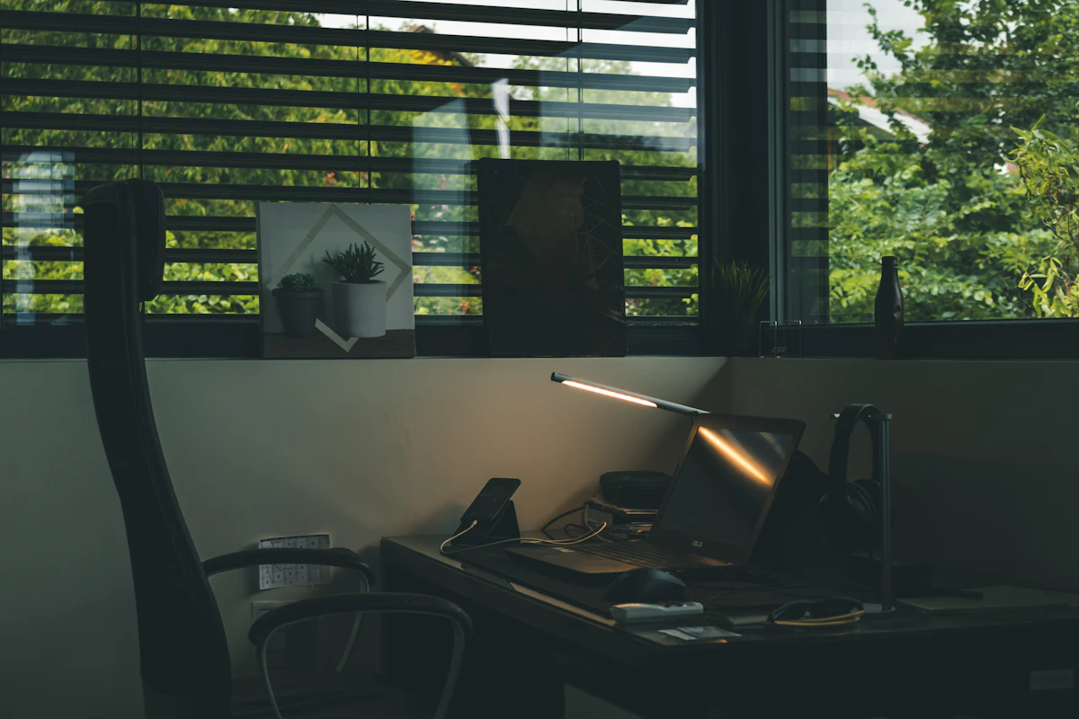 Kursi kantor hitam kosong di dekat meja kayu