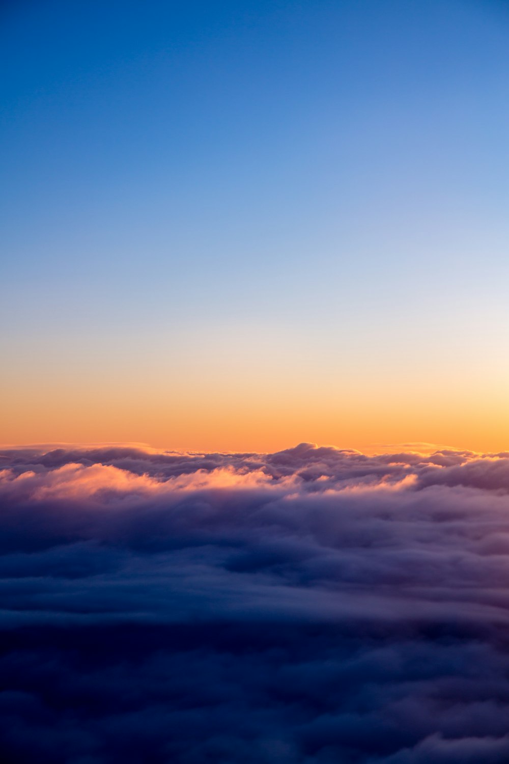 Weiße Wolken unter blauem Himmel