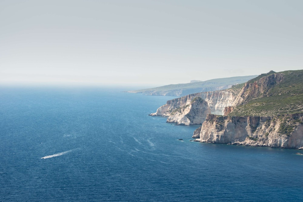 Fotografía aérea de cuerpo de agua y montaña