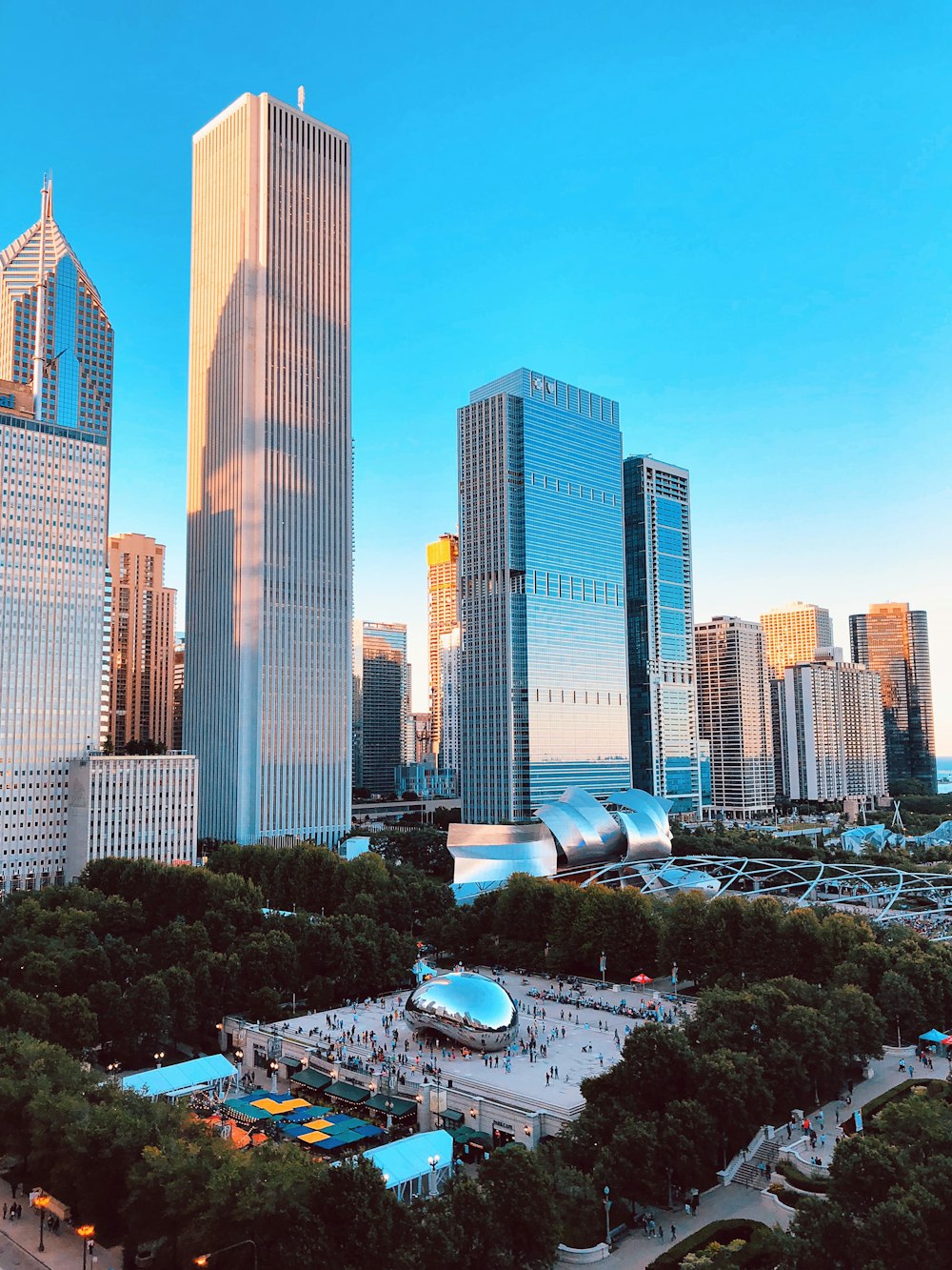 Menschen versammeln sich am Cloud Gate, Chicago, Illinois in der Nähe von Gebäuden