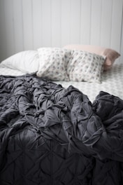 closeup photo of gray comforter on bed