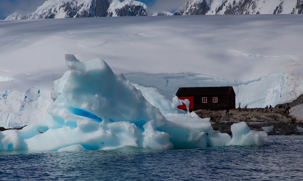 Casa de granero rojo junto al glaciar