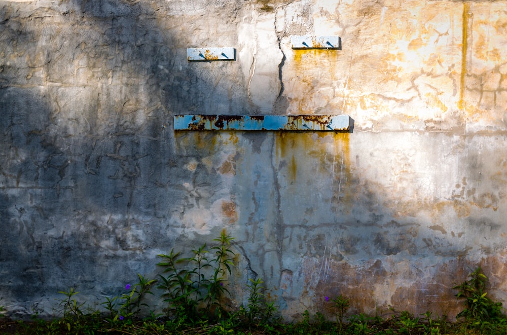 brown and gray concrete wall