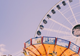 people riding on yoyo ride at daytime