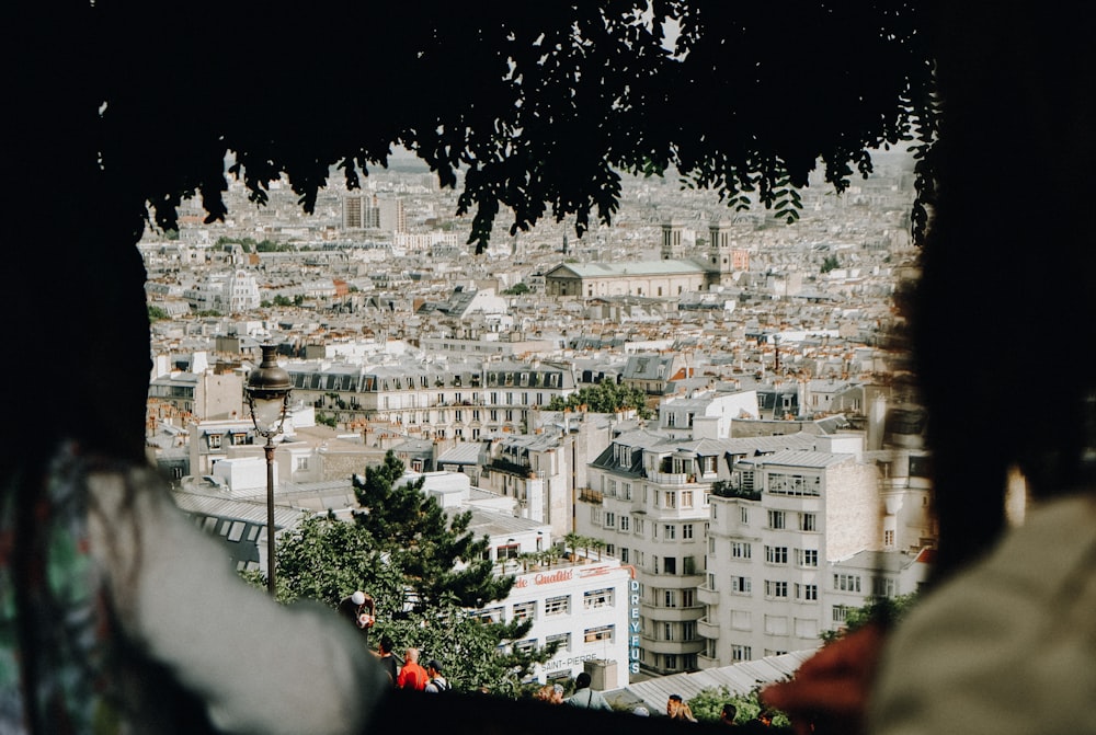 fotografia de paisagem do céu branco da cidade