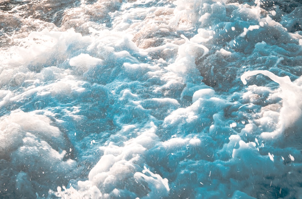 Foto de las olas de agua durante el día