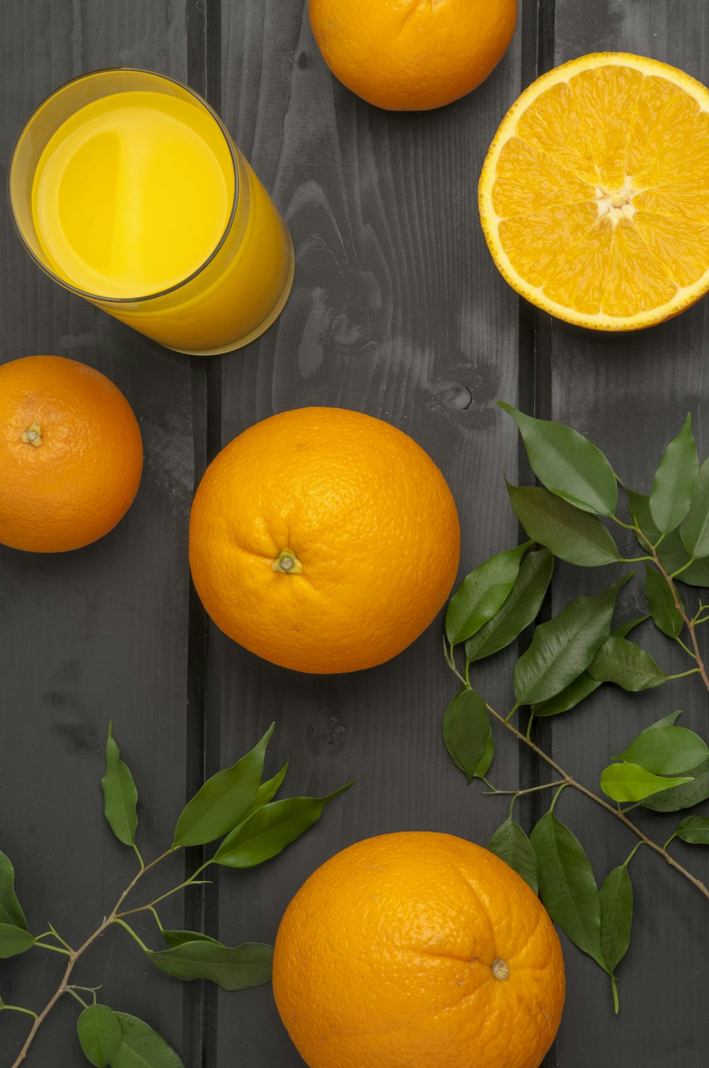 オレンジ柑橘系の果物とジュース