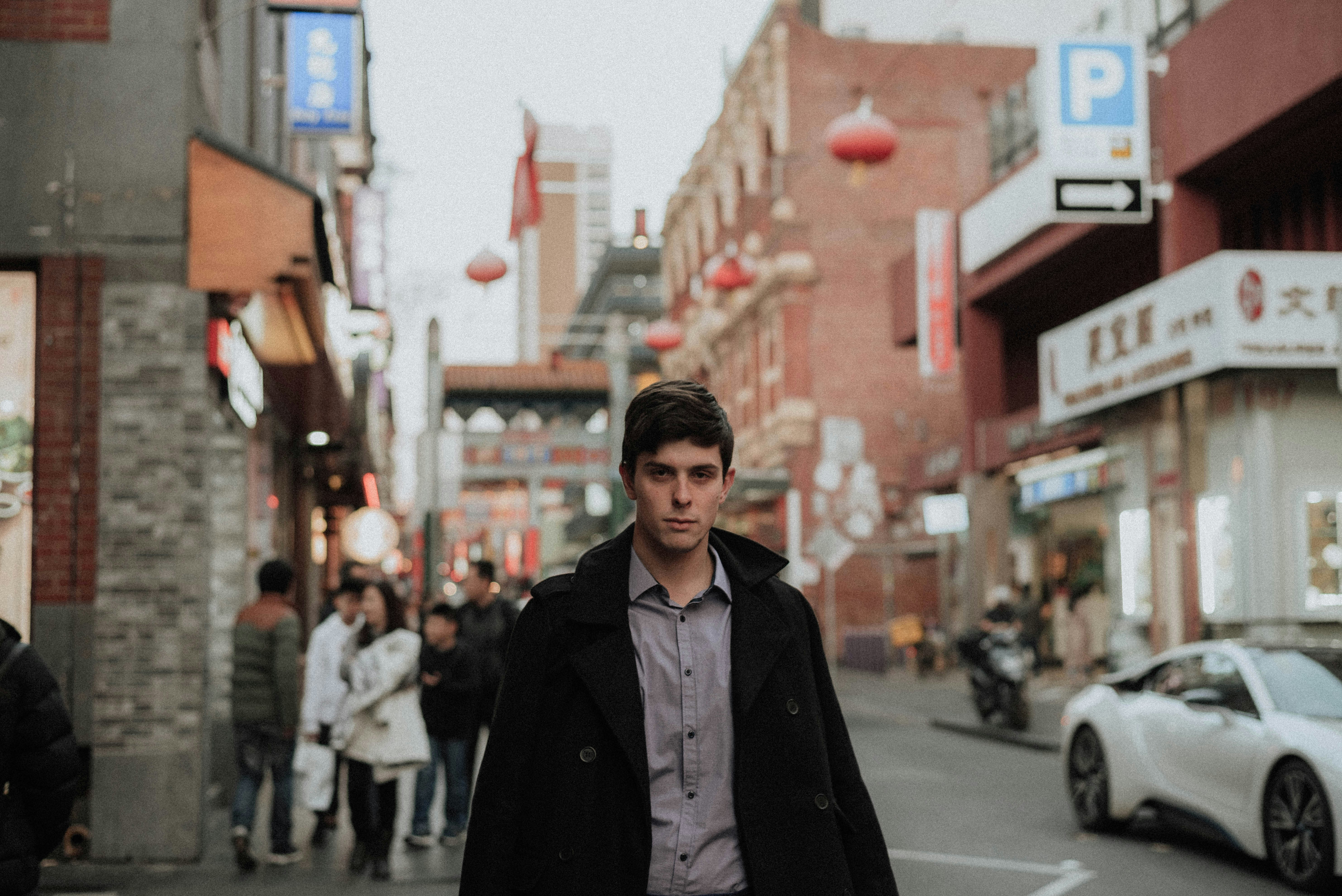 Mann überquert Straße