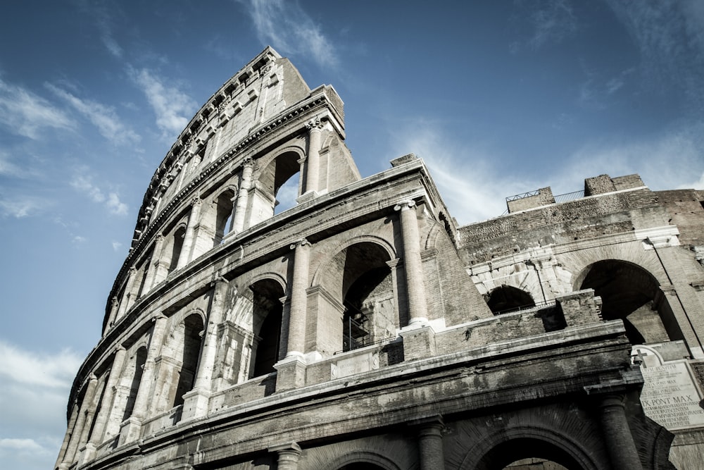 Foto contrapicada del Coliseo en la Antigua Roma